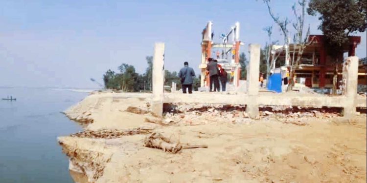 অসময়ের নদী ভাঙ্গনে দিশেহারা সুখের বাতী-ঘুঘুমারীর শতাধিক পরিবার।