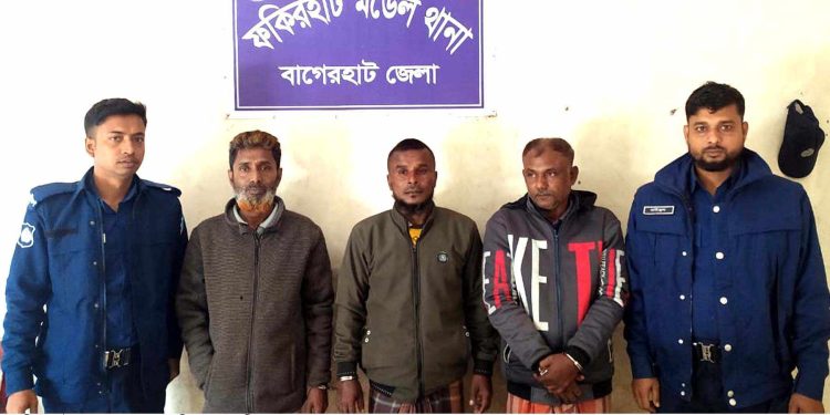 বাগেরহাটে পেশাদার তিন গরুচোর গ্রেপ্তার, ৪টি গরু উদ্ধার।