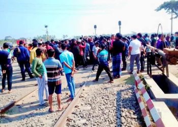 বাগেরহাটের মোংলায় ট্রেনের নিচে পড়ে এক শিশু নিহত।