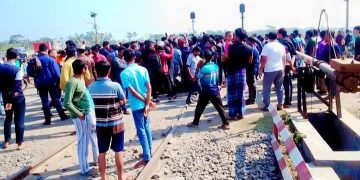 বাগেরহাটের মোংলায় ট্রেনের নিচে পড়ে এক শিশু নিহত।