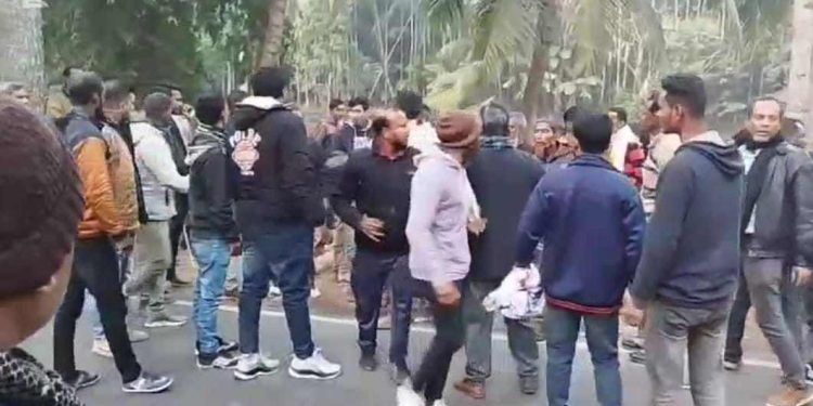 মসজিদের জমি নিয়ে বিরোধ বাগেরহাটে মুসল্লীদের মানববন্ধনে হামলার ঘটনায় অবশেষে মামলায়।