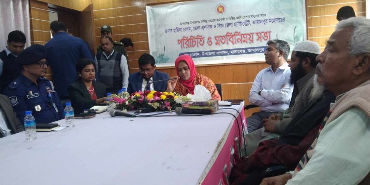 জামালপুরের মাদারগঞ্জে বিভিন্ন কর্মকর্তাবৃন্দ ও বিভিন্ন শ্রেণি পেশার মানুষের সাথে জেলা প্রশাসকের মতবিনিময়।