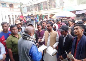 জামালপুরের মাদারগঞ্জে বৈষম্য বিরোধী ছাত্র আন্দোলনের নেতাদের লিফলেট বিতরণ।