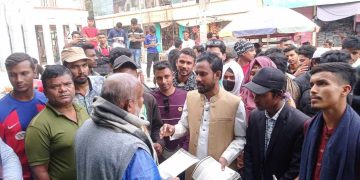 জামালপুরের মাদারগঞ্জে বৈষম্য বিরোধী ছাত্র আন্দোলনের নেতাদের লিফলেট বিতরণ।