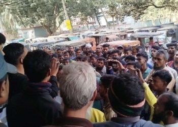 চাঁদাবাজি বন্ধের দাবিতে বগুড়ার শেরপুরে ইউএনও’র কার্যালয় ঘেরাও।