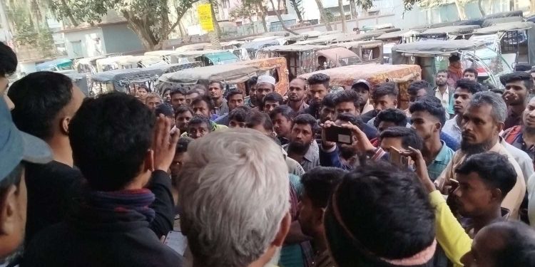 চাঁদাবাজি বন্ধের দাবিতে বগুড়ার শেরপুরে ইউএনও’র কার্যালয় ঘেরাও।