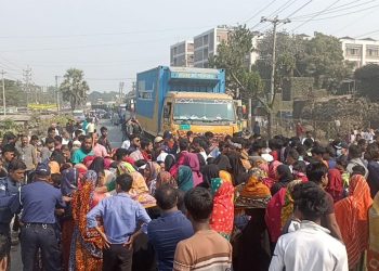 মানিকগঞ্জের ঢাকা-আরিচা মহাসড়ক অবরোধ করলেন গ্রামবাসী।