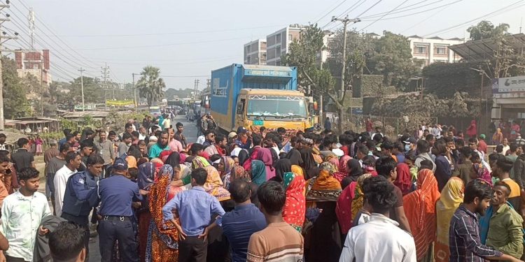 মানিকগঞ্জের ঢাকা-আরিচা মহাসড়ক অবরোধ করলেন গ্রামবাসী।