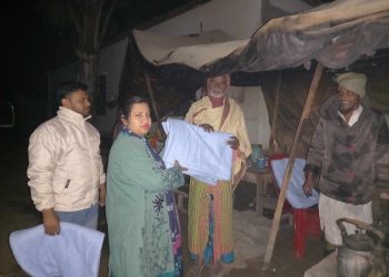 গভীর রাতে শীতার্তদের মানুষের পাশে ভূঞাপুরের ইউএনও।