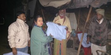 গভীর রাতে শীতার্তদের মানুষের পাশে ভূঞাপুরের ইউএনও।