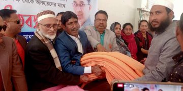 টাঙ্গাইলে ৫ শতাধিক শীতার্ত মানুষের মাঝে শীতবস্ত্র বিতরণ করেছে বিএনপির সম্পাদক ফরহাদ ইকবাল।