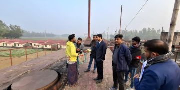 বেড়ায় পরিবেশ সংরক্ষণ আইন লঙ্ঘন বিধিমালায় ভ্রাম্যমান আদালতে এক লক্ষ টাকা অর্থদণ্ড ও ফ্যাক্টরির কার্যক্রম বন্ধ ঘোষণা ।