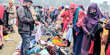 বাগেরহাটের রামপালে শীতের তীব্রতায় শীতবস্ত্রের কেনাকাটার ধুমধাম।
