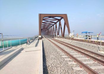 যমুনা রেল সেতু দিয়ে পরীক্ষামূলক চলেছে ট্রেন।