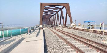 যমুনা রেল সেতু দিয়ে পরীক্ষামূলক চলেছে ট্রেন।