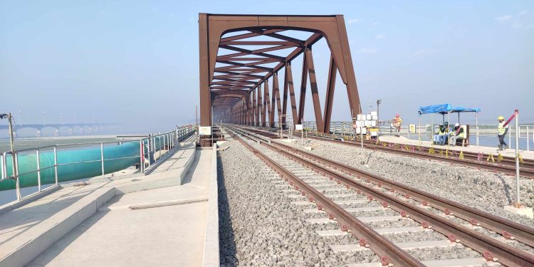 যমুনা রেল সেতু দিয়ে পরীক্ষামূলক চলেছে ট্রেন।