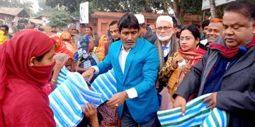 ঘারিন্দাতে ফরহাদ ইকবালের শীতার্তদের মাঝে শীত বস্ত্র বিতরণ।
