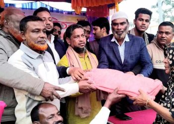 বাগেরহাটের রামপালে দুস্তদের মাঝে কৃষিবিদ শামীমুর রহমানের কম্বল বিতরণ।