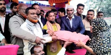 বাগেরহাটের রামপালে দুস্তদের মাঝে কৃষিবিদ শামীমুর রহমানের কম্বল বিতরণ।