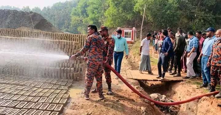 লামায় অবৈধ ইট ভাটায় মোবাইল কোর্ট অভিযান : ৪ ইট ভাটাকে ১১ লাখ টাকা জরিমানা।