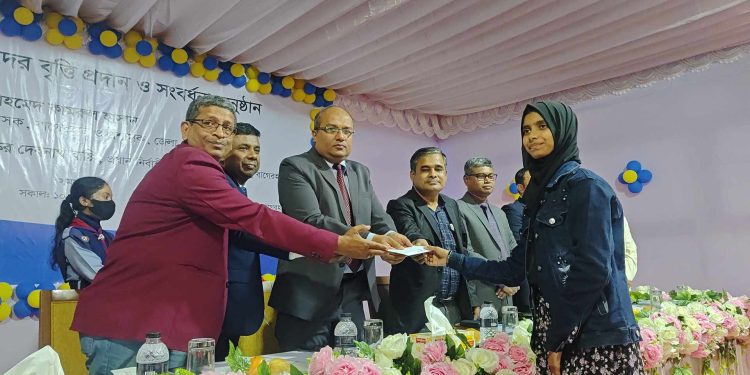 বাগেরহাটে মেধাবী শিক্ষার্থীদের সংবর্ধনা ও বৃত্তি প্রদান।