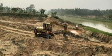 অবৈধ মাটি কাটা বন্ধে প্রশাসনের অভিযান, ১০ টি ড্রাম ট্রাক আটক।