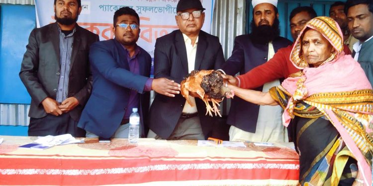 চরাঞ্চলের সুবিধা বঞ্চিত ২০০ জন খামারিদের মাঝে মুরগি বিতরণ।