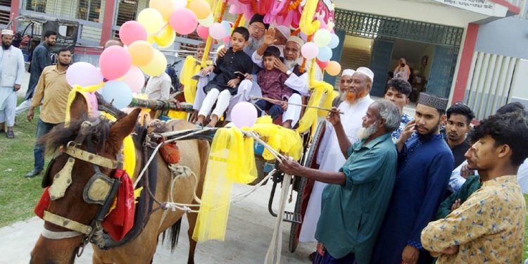 বগুড়া শেরপুরে শিক্ষকের রাজকীয় বিদায় সংবর্ধনা কাঁদলেন ও কাঁদালেন।