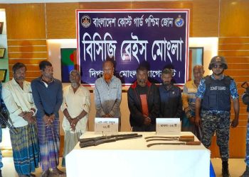 সুন্দরবনের হান্নান বাহিনীর ৭ জন জলদস্যু অস্ত্রসহ আটক।