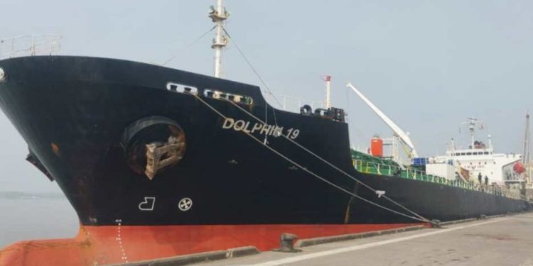 পাকিস্তান থেকে প্রথমবারের মত চিটাগুড় নিয়ে মোংলা বন্দরে বাণিজ্যিক জাহাজ।