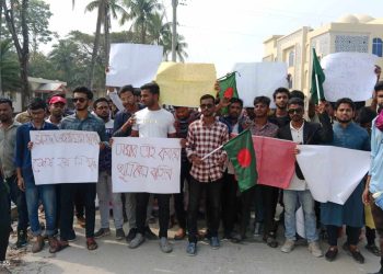 রামপালে আওয়ামীলীগ-ছাত্রলীগ বিরোধী বিক্ষোভ সমাবেশ করেছে সমন্বয়কেরা।