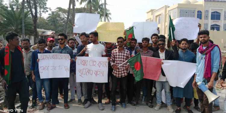 রামপালে আওয়ামীলীগ-ছাত্রলীগ বিরোধী বিক্ষোভ সমাবেশ করেছে সমন্বয়কেরা।