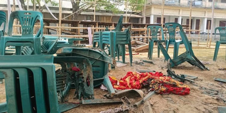 জামালপুরের মাদারগঞ্জে ইউনিয়ন বিএনপির সম্মেলকে কেন্দ্র করে ককটেল বিস্ফোরণ, অগ্নিসংযোগ ও ভাংচুর।