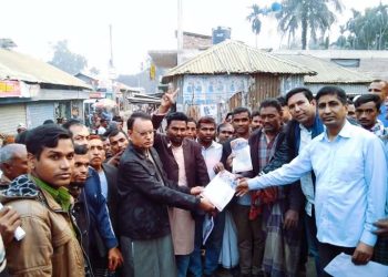 কুড়িগ্রামের রৌমারীতে রাষ্ট্রকাঠামো মেরামতের ৩১ দফার লিফলেট বিতরণ।