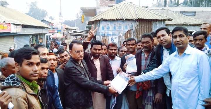 কুড়িগ্রামের রৌমারীতে রাষ্ট্রকাঠামো মেরামতের ৩১ দফার লিফলেট বিতরণ।