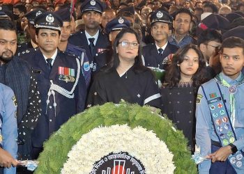 টাঙ্গাইলে একুশের প্রথম প্রহরে শ্রদ্ধা নিবেদন।