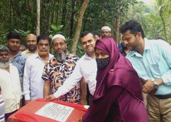 বাগেরহাটে এলাকবাসীর দীর্ঘদিনের দাবী রাজাপুর গ্রামের রাস্তার কাজের উদ্বোধন করলেন উপজেলা নির্বাহী কর্মকর্তা।