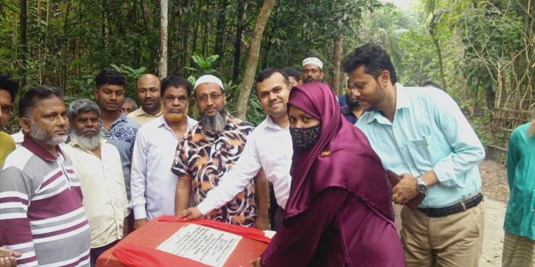 বাগেরহাটে এলাকবাসীর দীর্ঘদিনের দাবী রাজাপুর গ্রামের রাস্তার কাজের উদ্বোধন করলেন উপজেলা নির্বাহী কর্মকর্তা।