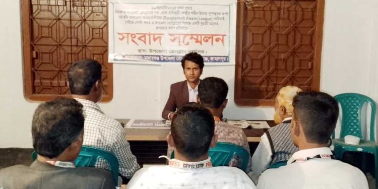 জামালপুরের মাদারগঞ্জে পূস্পস্তবক অর্পণের ছবি আওয়ামীলীগের ভেরিফাই পেইজে পোস্ট করার প্রতিবাদে সংবাদ সম্মেলন।