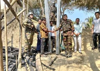 আগুনে ক্ষতিগ্রস্ত পরিবারকে মানবিক সহায়তায় আলীকদম সেনা জোন।