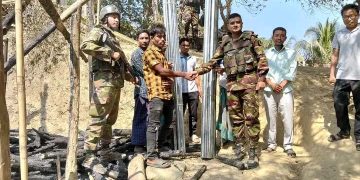 আগুনে ক্ষতিগ্রস্ত পরিবারকে মানবিক সহায়তায় আলীকদম সেনা জোন।