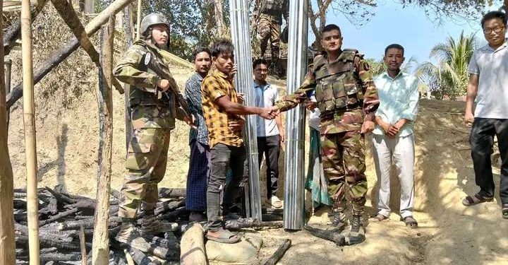 আগুনে ক্ষতিগ্রস্ত পরিবারকে মানবিক সহায়তায় আলীকদম সেনা জোন।