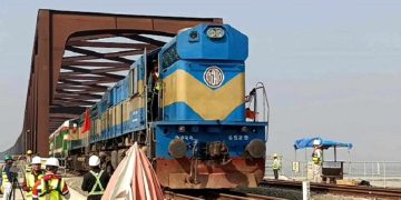 যমুনা রেলওয়ে সেতুতে বানিজ্যিকভাবে ট্রেন চলাচল শুরু।