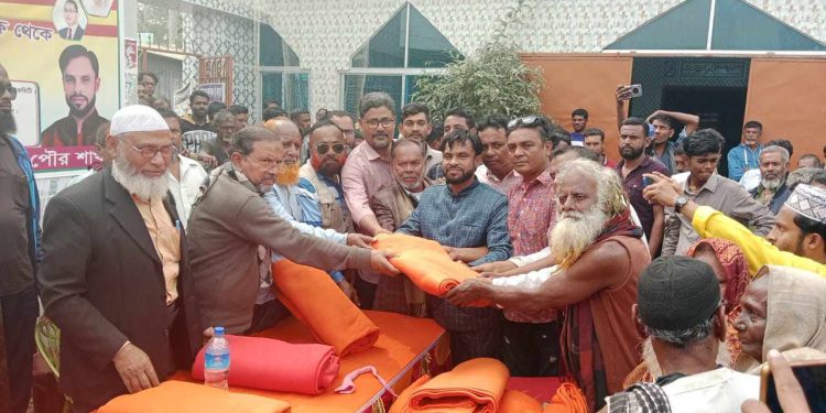 বাগেরহাটের মোরেলগঞ্জে শহীদ জিয়ার ৮৯ তম জন্মবার্ষিকীতে শীতার্তদের মাঝে কম্বল বিতরণ।