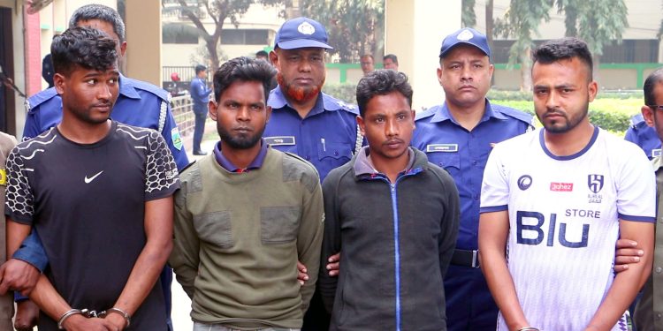 নওগাঁয় পুলিশের দুর্ধর্ষ অভিযান: কুখ্যাত তিন ডাকাত ও মাদক ব্যবসায়ী গ্রেফতার।