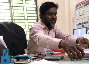 এলেঙ্গা পৌরসভায় টিসিবি কার্ড সংশোধনে টাকা নেওয়ার অভিযোগ।