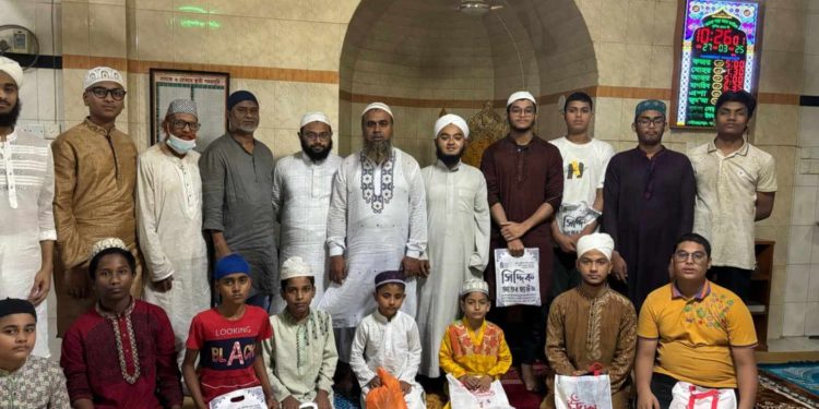 টানা ৪০ দিন জামাতে নামাজ আদায় করে পুরস্কার পেল ২১ কিশোর-তরুণ।