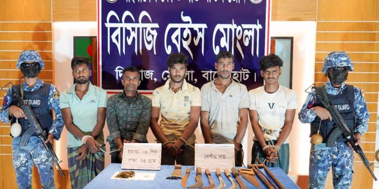 বাগেরহাটের মোংলায় জাহাজে চুরির প্রস্তুতিকালে অস্ত্রসহ আটক ৫