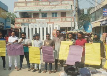 জামালপুরের মাদারগঞ্জে ধর্ষকদের ফাঁসির দাবিতে বৈষম্য বিরোধী ছাত্রদের  মানববন্ধন।