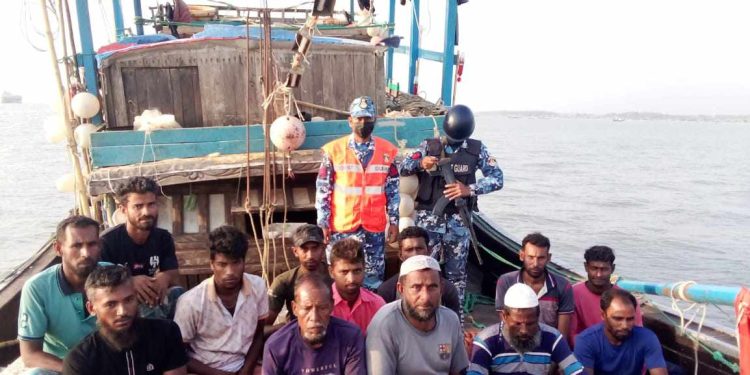 সমুদ্রে ভাসতে থাকা ১৩ জেলে জীবিত উদ্ধার করলো কোষ্টগার্ড।